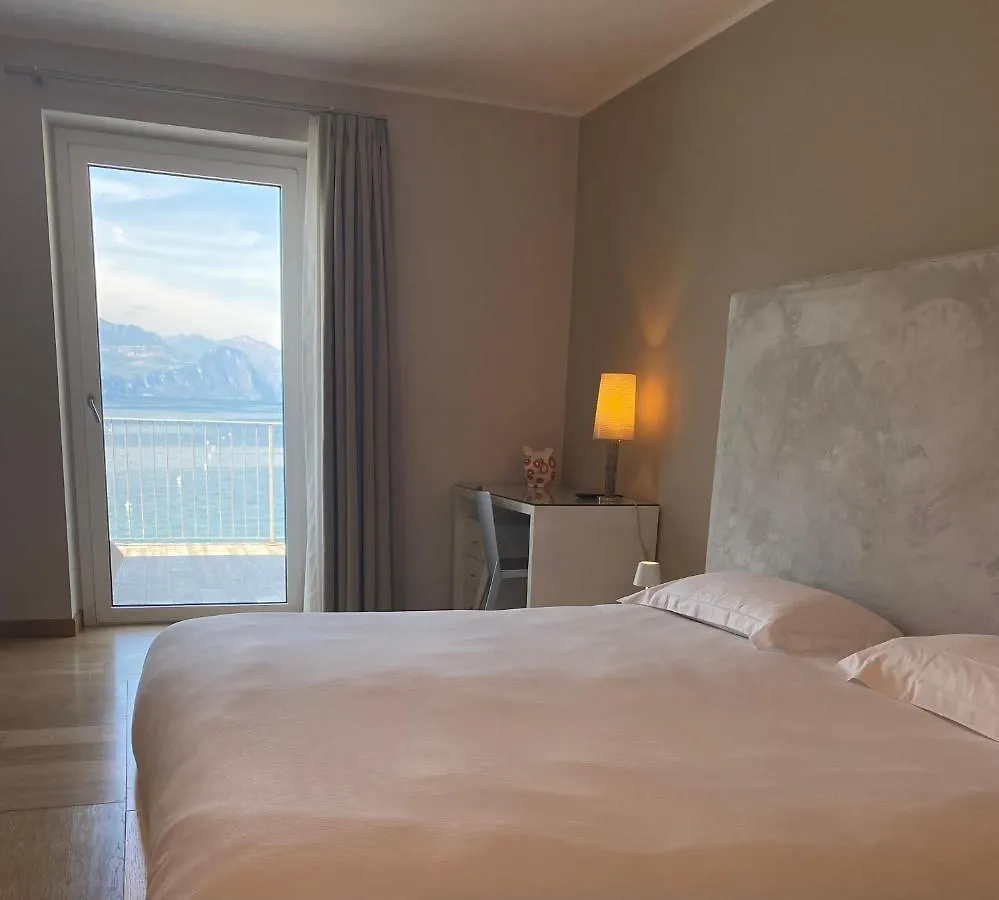 Hotel Baia Dei Pini Torri Del Benaco 3*,