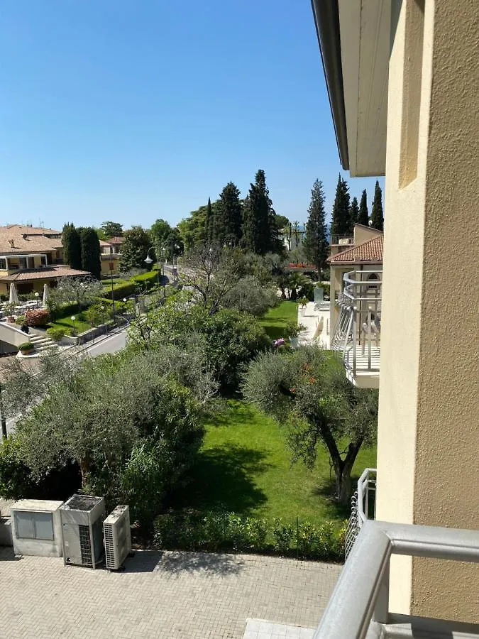 Hotel Baia Dei Pini Torri Del Benaco