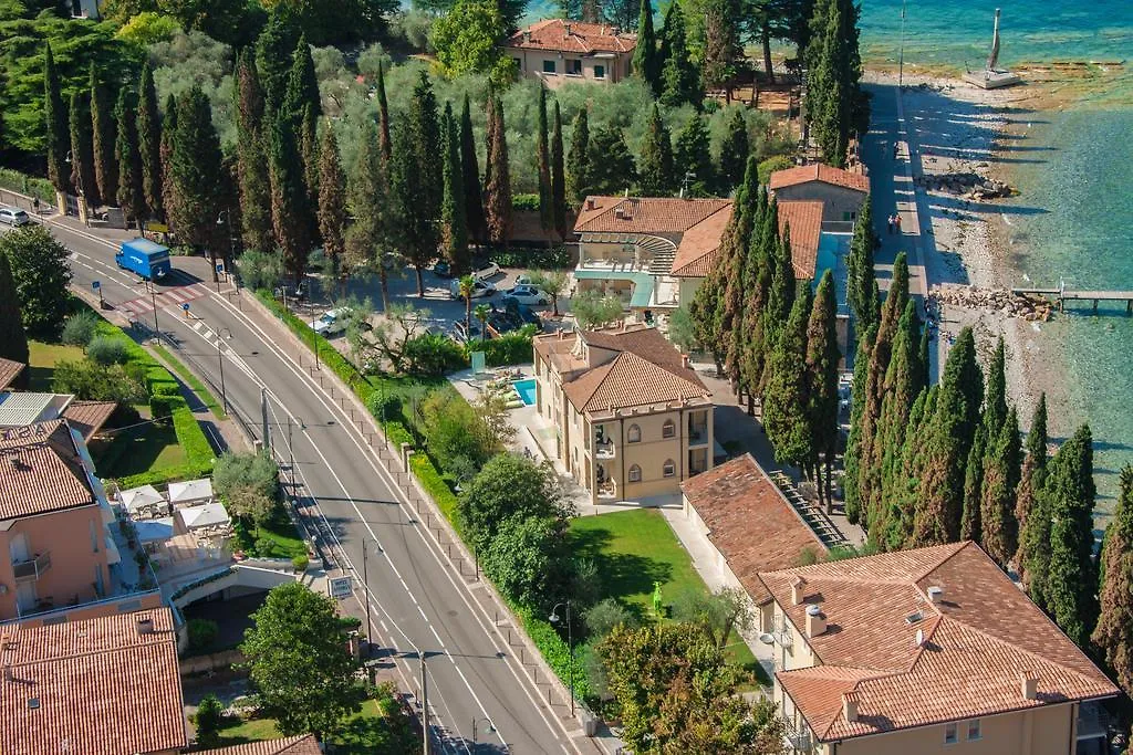 Hotel Baia dei Pini Torri Del Benaco